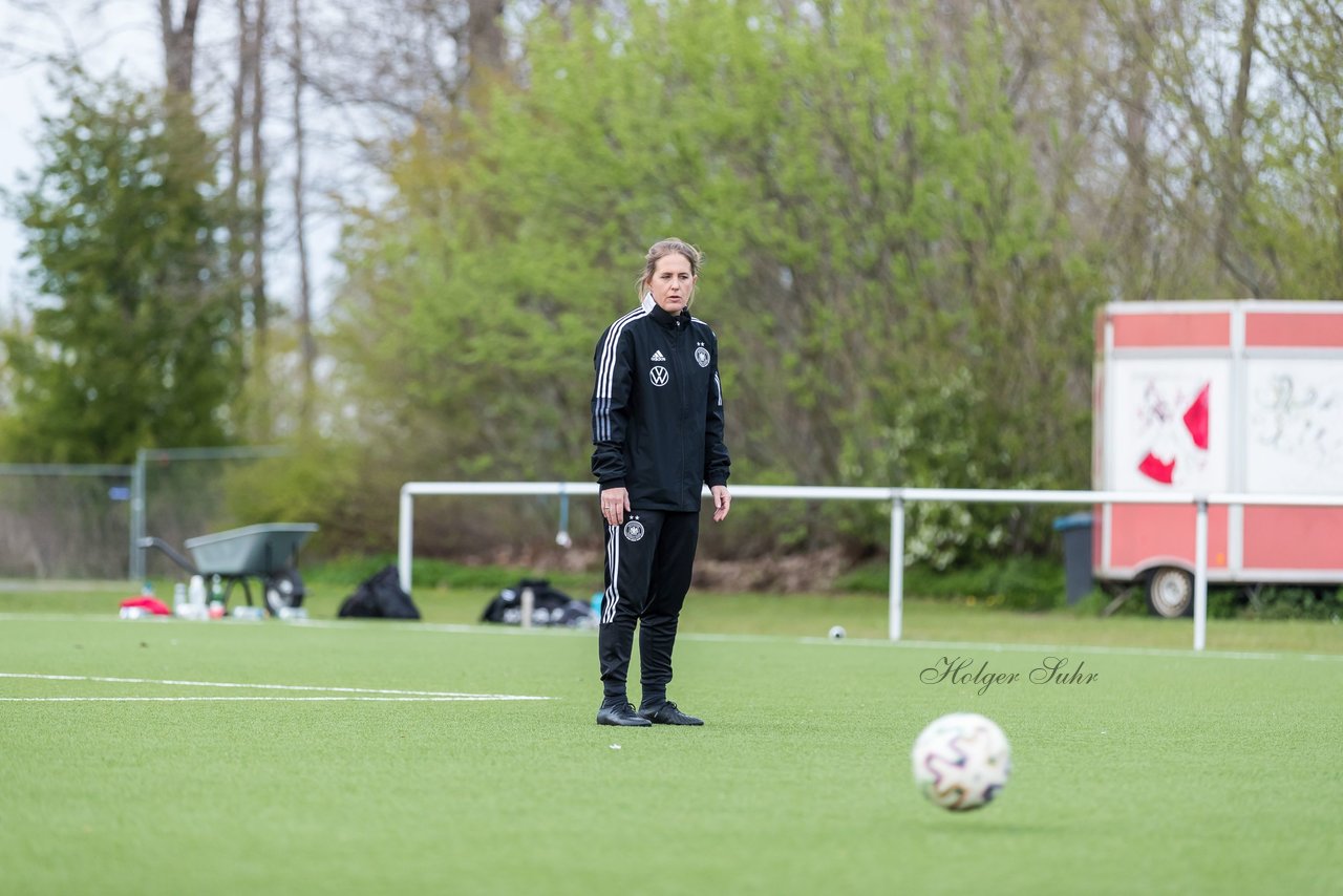 Bild 180 - Co-Trainerin der Frauen Nationalmannschaft Britta Carlson in Wahlstedt